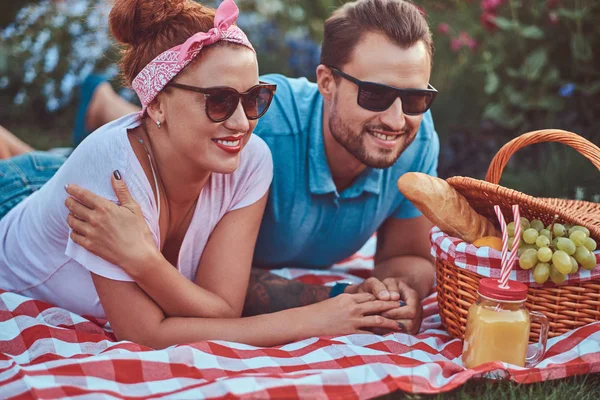 一个快乐的中年夫妇的特写图像在户外浪漫约会中 在公园的毯子上享受野餐 — 图库照片