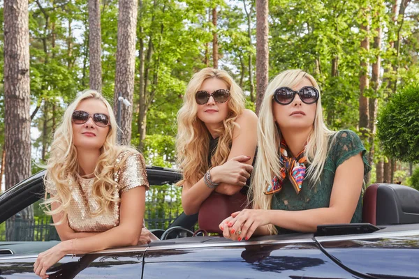 Concepto Vacaciones Personas Tres Amigas Rubias Felices Usando Ropa Moda — Foto de Stock