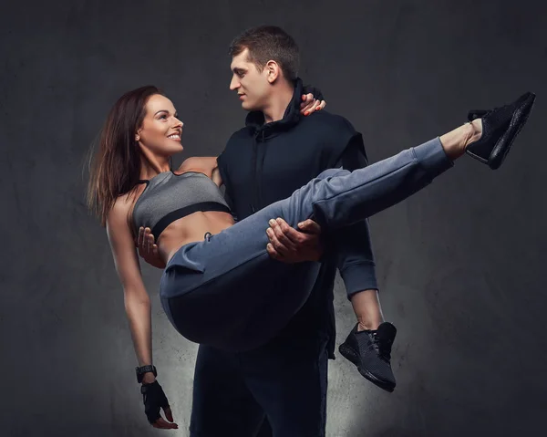 Attractive Sports Couple Handsome Guy Holding His Girlfriend His Hands — Stock Photo, Image