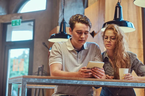 Estudantes Jovens Atenciosos Usando Tablet Digital Enquanto Sentam Uma Mesa — Fotografia de Stock