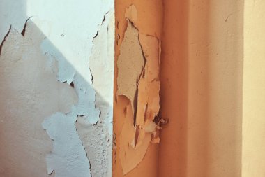 Yakın çekim yansıma binanın duvarına yıkıcı sıva.