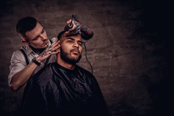 Old Fashioned Professional Tattooed Hairdresser Does Haircut African American Client — Stock Photo, Image