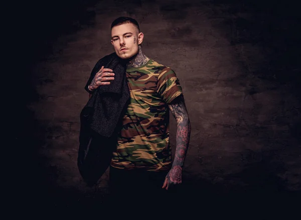 Tatuerade Ung Kille Militär Shirt Innehar Svart Jacka Pose Studio — Stockfoto