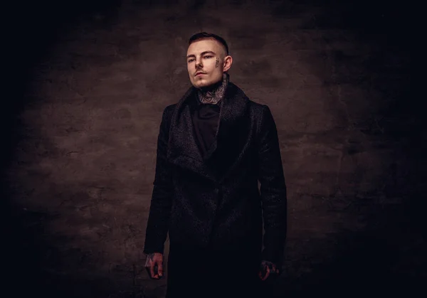 Tattooed Young Guy Black Jacket Posing Studio Isolated Dark Textured — Stock Photo, Image