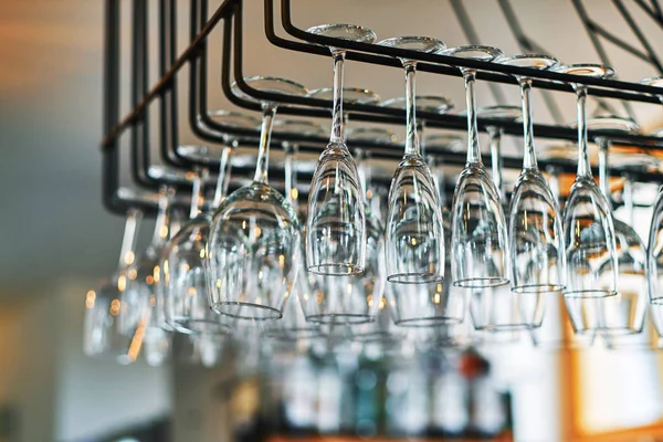 Närbild Ett Vin Glasögon Hängande Bar Ovanför Baren Counter — Stockfoto