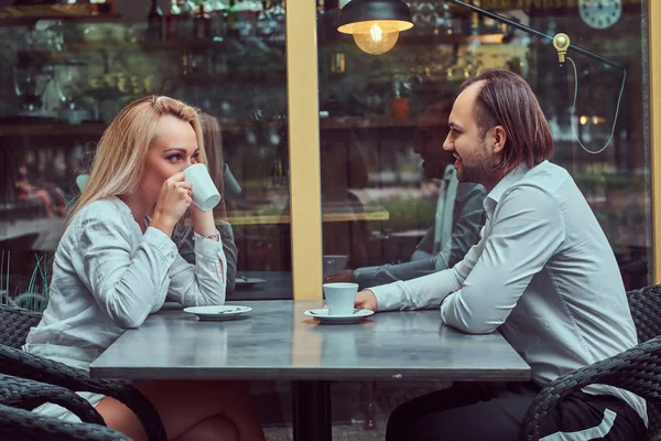 Atractiva Pareja Encantadora Mujer Rubia Vestida Con Una Blusa Blanca — Foto de Stock