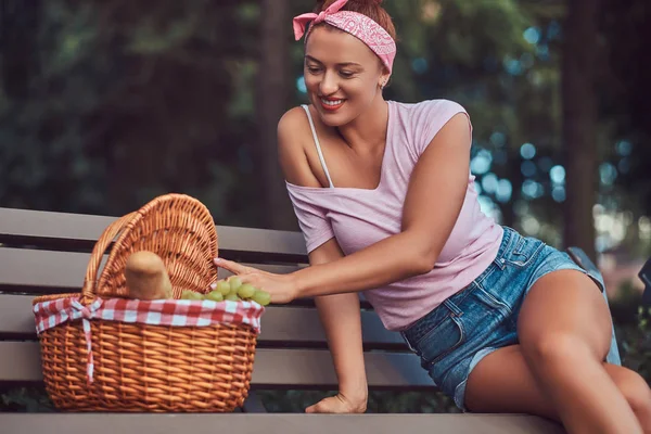 Glücklich Schöne Rothaarige Frau Lässiger Kleidung Sitzt Mit Einem Picknickkorb — Stockfoto