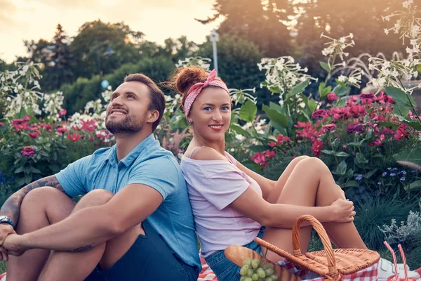 Portret Van Een Paar Gelukkige Middelbare Leeftijd Tijdens Romantische Dating — Stockfoto