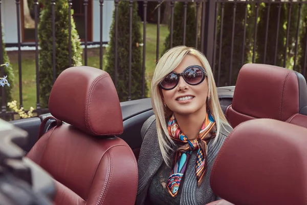 아름다움 선글라스 드레스와 휴가에 컨버터블 자동차에는 좌석에 — 스톡 사진