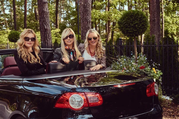 Concepto Vacaciones Personas Tres Amigas Rubias Felices Usando Ropa Moda — Foto de Stock