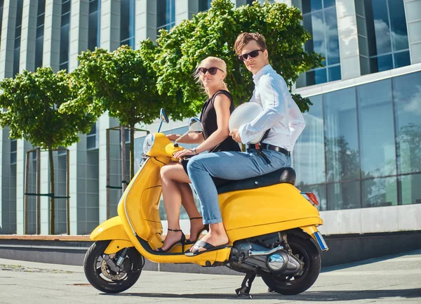 Schönes Paar Gut Aussehender Stylischer Kerl Weißem Hemd Und Jeans — Stockfoto