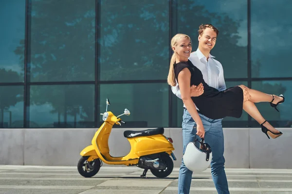 Gelukkige Aantrekkelijke Paar Verliefd Knappe Stijlvolle Jongen Houdt Handen Zijn — Stockfoto