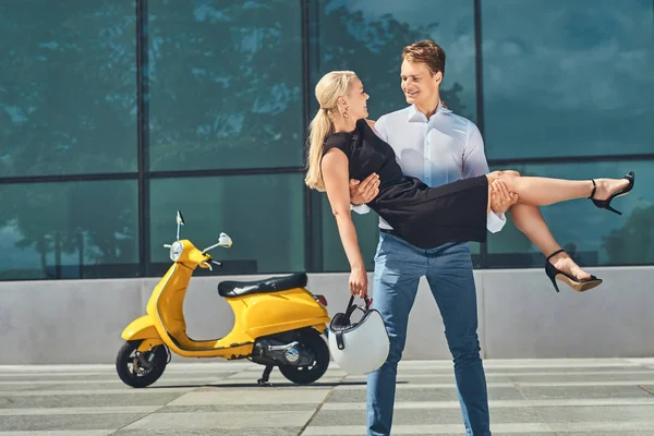 Par Atraente Feliz Amor Tipo Elegante Bonito Mantém Mãos Sua — Fotografia de Stock