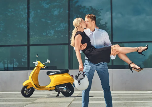 Gelukkige Aantrekkelijke Paar Verliefd Knappe Stijlvolle Jongen Houdt Handen Kussen — Stockfoto