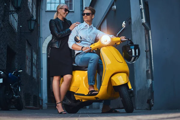 Sommerurlaub Datum Romantik Attraktives Paar Hübscher Stylischer Kerl Weißem Hemd — Stockfoto