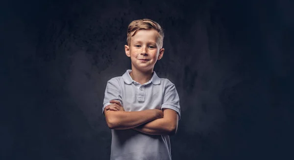 Söt Liten Pojke Klädd Vit Shirt Stående Med Korsade Armar — Stockfoto