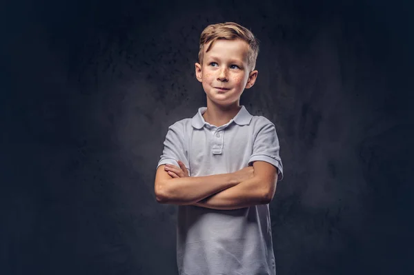 Söt Liten Pojke Klädd Vit Shirt Stående Med Korsade Armar — Stockfoto