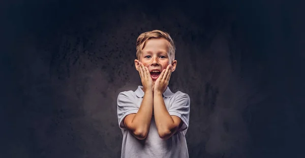 Förvånad Över Söt Pojke Klädd Vit Shirt Står Med Händerna — Stockfoto