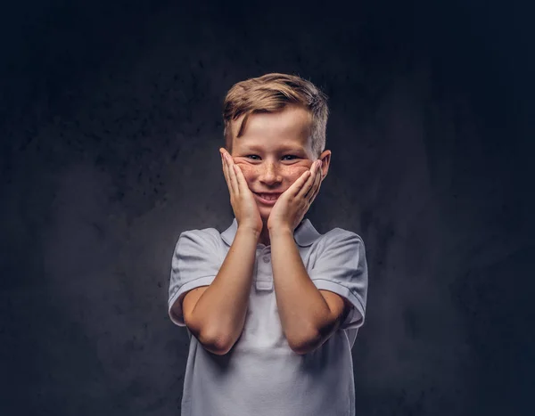 Förvånad Över Söt Pojke Klädd Vit Shirt Står Med Händerna — Stockfoto