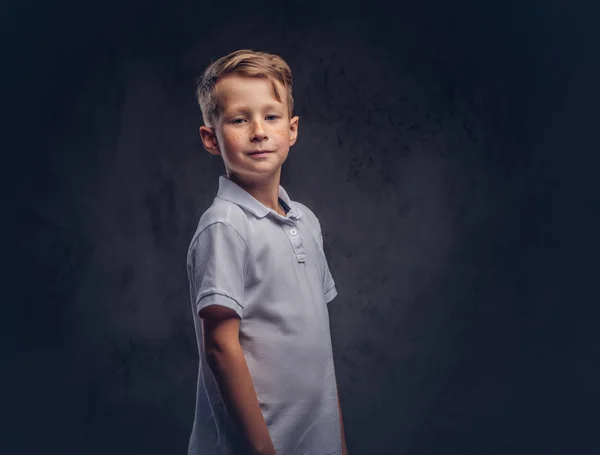 Kleine Roodharige Jongen Gekleed Een Wit Shirt Poseren Een Studio — Stockfoto