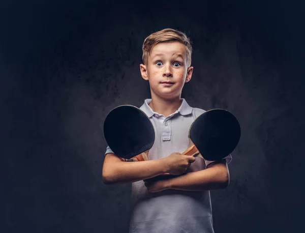 Carino Ragazzo Rosso Vestito Con Una Shirt Bianca Tiene Due — Foto Stock