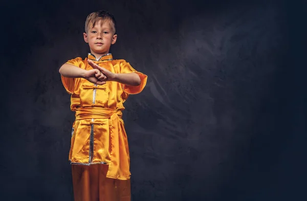 Roztomilý Chlapec Kroji Tibetského Mnicha Ukazuje Triky Wellness Komplexu Ateliéru — Stock fotografie