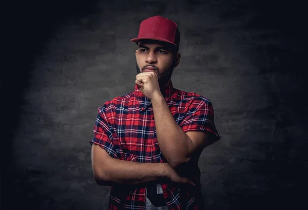 Nachdenklich Steht Ein Afrikanisch Amerikanischer Hipster Typ Rotem Fleece Hemd — Stockfoto