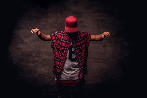 Retrato Dançarino Afro Americano Vestido Com Uma Camisa Vermelha Boné — Fotografia de Stock