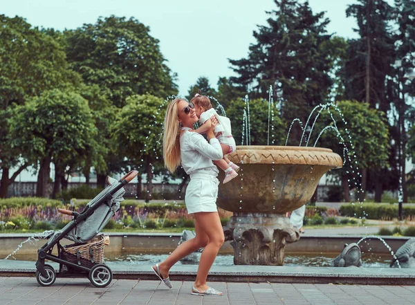 Család Emberek Koncepció Boldog Szőke Anya Öltözött Fehér Blúz Birtoklás — Stock Fotó