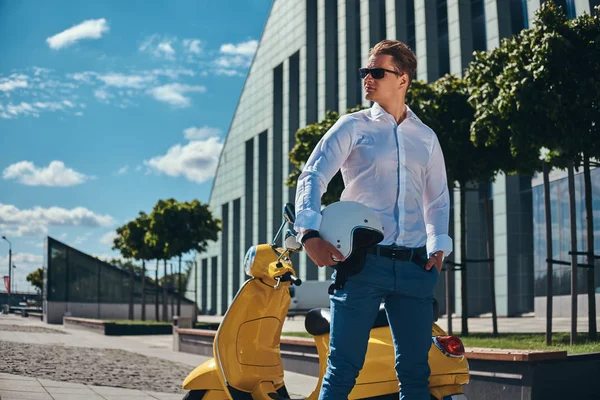 Hombre Guapo Seguro Con Corte Pelo Elegante Vestido Con Una — Foto de Stock