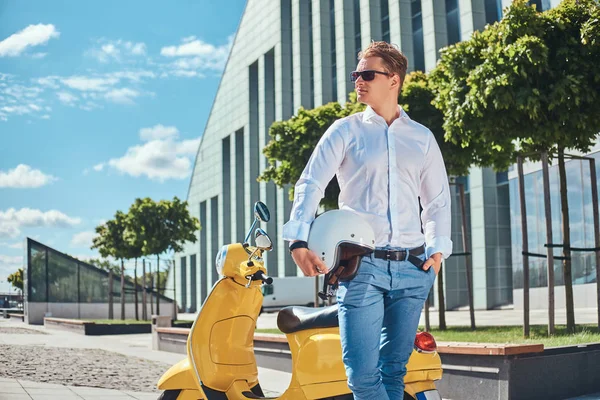 Hombre Guapo Seguro Con Corte Pelo Elegante Vestido Con Una — Foto de Stock