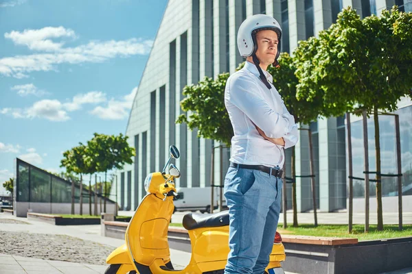 Zelfverzekerde Knappe Man Met Stijlvolle Kapsel Een Wit Shirt Spijkerbroek — Stockfoto