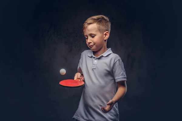 Söt Rödhårig Pojke Klädd Vit Shirt Spelar Bordtennis Studio Isolerad — Stockfoto