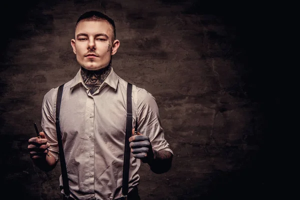 Retrato Peluquero Tatuado Antigua Con Una Camisa Blanca Con Tirantes —  Fotos de Stock