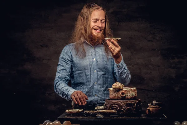 Ritratto Felice Hipster Dai Capelli Lunghi Dalla Barba Piena Vestito — Foto Stock