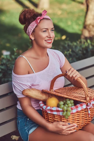 Mulher Ruiva Bonita Feliz Vestindo Roupas Casuais Mantém Uma Cesta — Fotografia de Stock