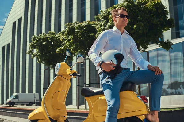 Hombre Guapo Confiado Con Corte Pelo Elegante Vestido Con Una —  Fotos de Stock