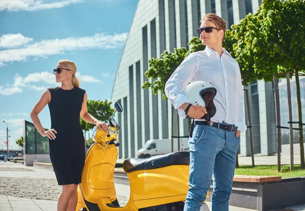 Atractiva Pareja Guapo Tipo Elegante Vestido Con Una Camisa Blanca —  Fotos de Stock