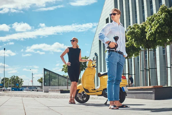 Attraktives Paar Gut Aussehender Stylischer Typ Weißem Hemd Und Jeans — Stockfoto