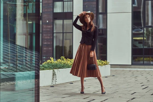 Elegante Mujer Moda Con Una Chaqueta Negra Sombrero Marrón Falda — Foto de Stock