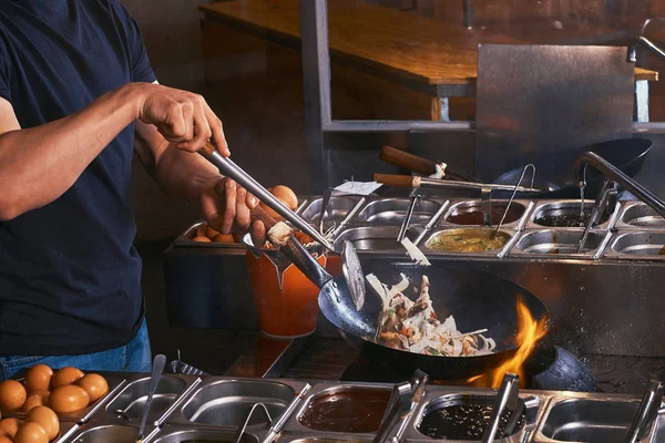 Cook Míchání Zeleniny Wok Proces Vaření Asijské Restauraci — Stock fotografie