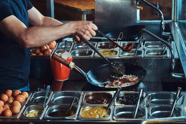 Cook Míchání Zeleniny Wok Proces Vaření Asijské Restauraci — Stock fotografie