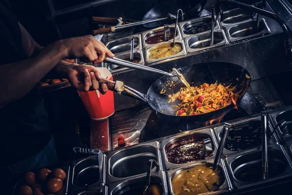 Cook Míchání Zeleniny Wok Proces Vaření Asijské Restauraci — Stock fotografie