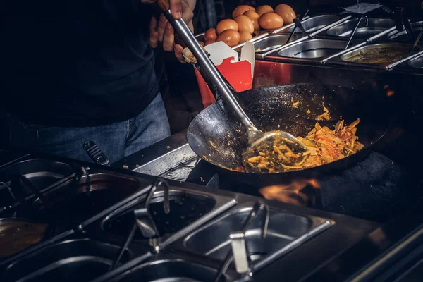 Fry ve sebzeler ile baharat 