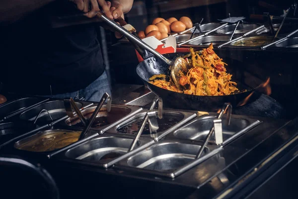 Cook Fry Zeleninu Kořením Omáčkou Wok Proces Vaření Asijské Restauraci — Stock fotografie