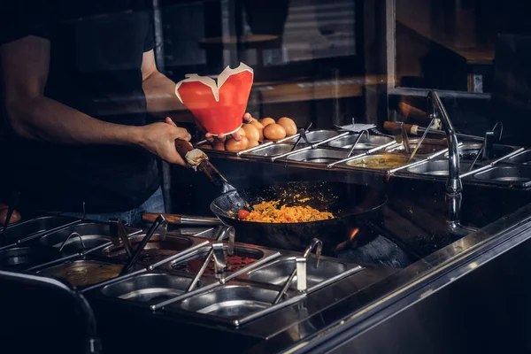 Cook Fry Zeleninu Kořením Omáčkou Wok Proces Vaření Asijské Restauraci — Stock fotografie