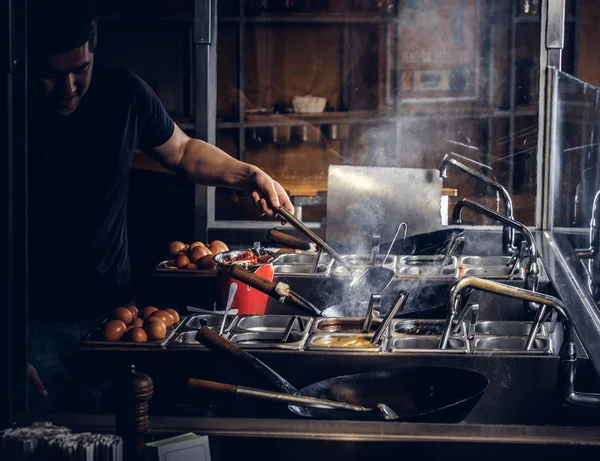 Cook Míchání Zeleniny Wok Proces Vaření Asijské Restauraci — Stock fotografie