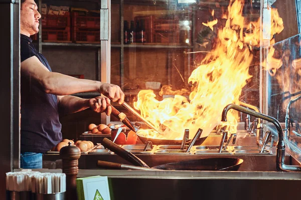 Cook Fry Zeleninu Kořením Omáčkou Wok Plamen Proces Vaření Asijské — Stock fotografie