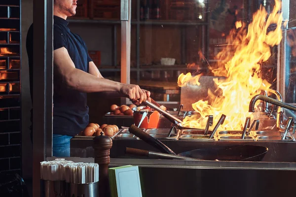 Cook Fry Zeleninu Kořením Omáčkou Wok Plamen Proces Vaření Asijské — Stock fotografie