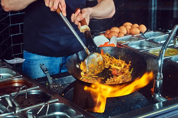 Fry ve sebzeler ile baharat soslu 